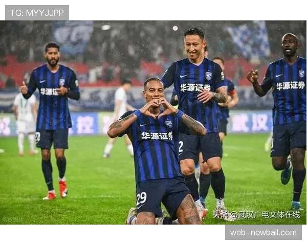 武汉三镇2-0浙江队，贝维斯传射建功球队积分转正